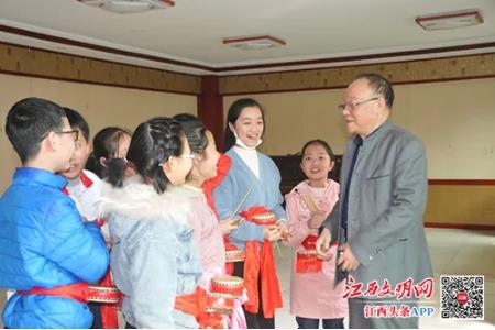 吴谷在抢排红色少儿永新小鼓《红飘带》，在跟孩子们说戏