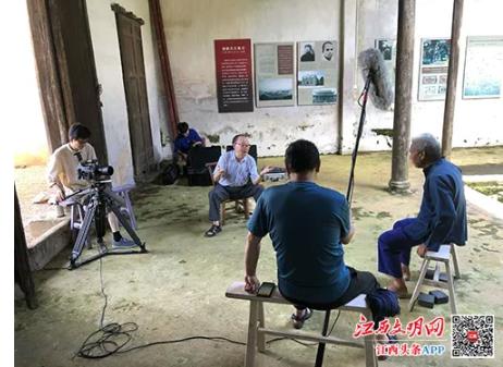 吴谷先生在拍摄时为演员说戏