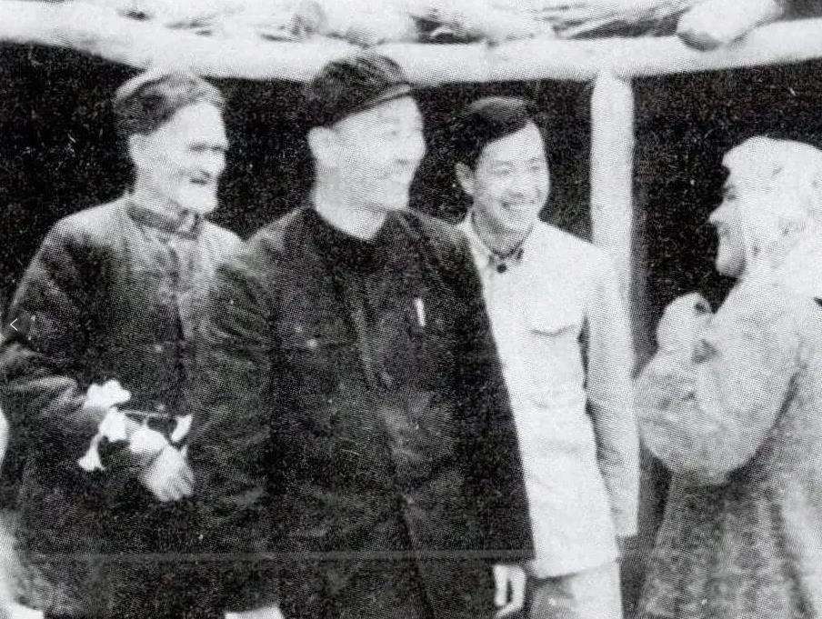 王恩茂 (左二) 看望库尔班·吐鲁木 (左一) 及家人