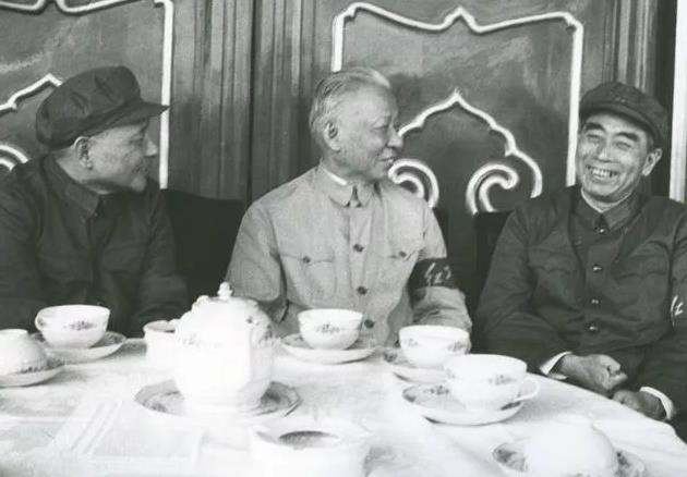 邓小平跟周恩来、刘少奇