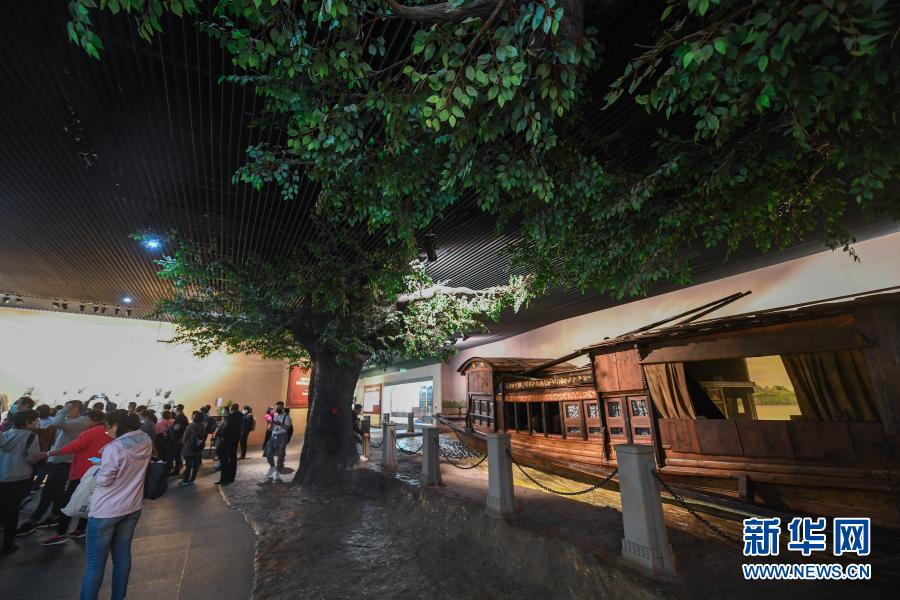 游客参观南湖革命纪念馆