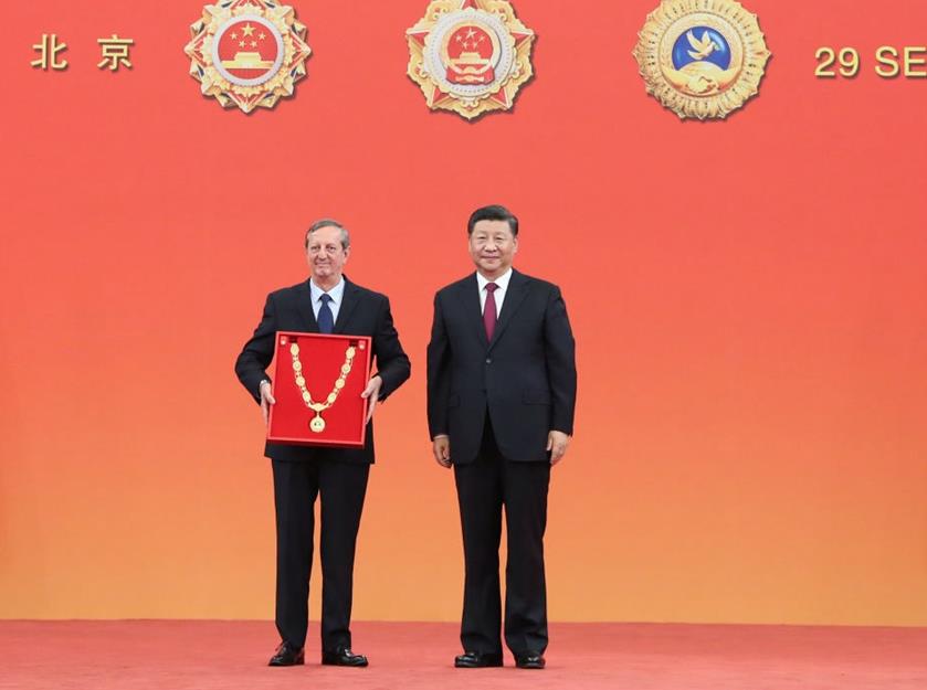 向古共中央第一书记劳尔·卡斯特罗颁授“友谊勋章”