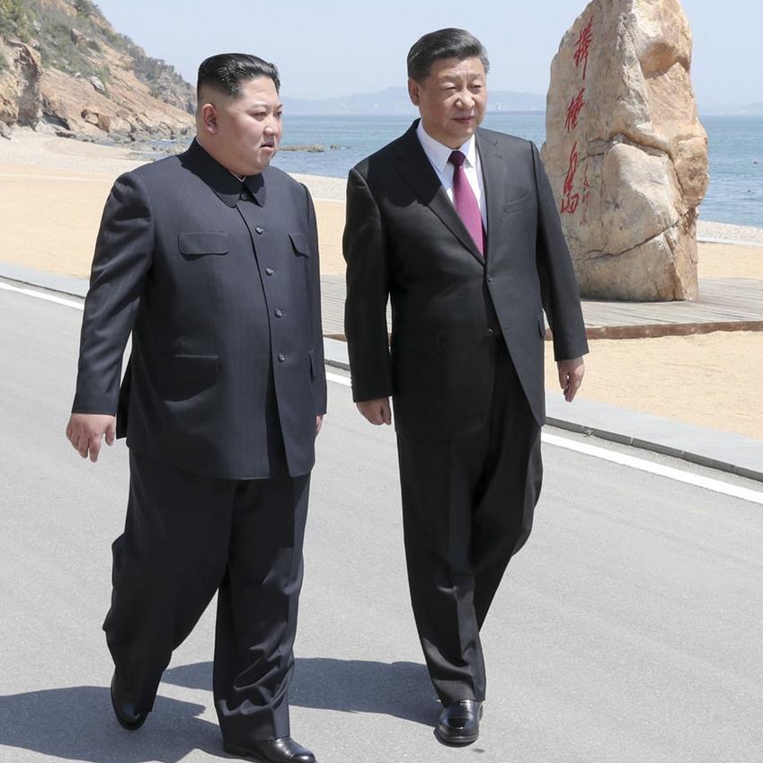 同朝鲜领导人金正恩海边散步