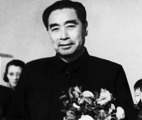 周恩来的乳名叫“大鸾”，寓意鸾鸟降世，则天下安宁