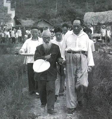 毛泽东回韶山，与少年时代的启蒙老师毛宇居携手而行