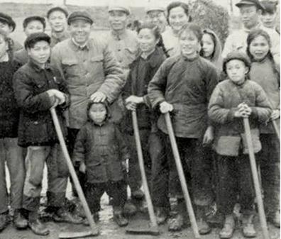 1965年10月，晏福生（前排左二）率社教工作队在湖南桂阳樟木乡劳动时合影留念