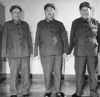 1979年6月，三位将军按40年前的队形依次站好，留下了珍贵合影