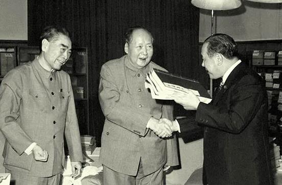 毛泽东在周恩来陪同下会见日本内阁总理大臣田中角荣时，赠送他一套《楚辞集注》