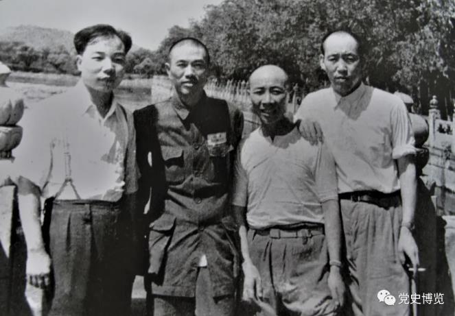 毛泽东与邓华笑谈“零敲牛皮糖”战术