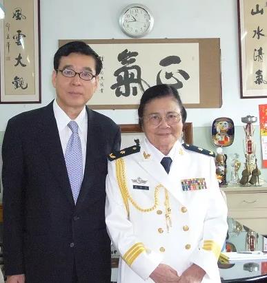 冯理达：“生我者母亲，育我者是党”