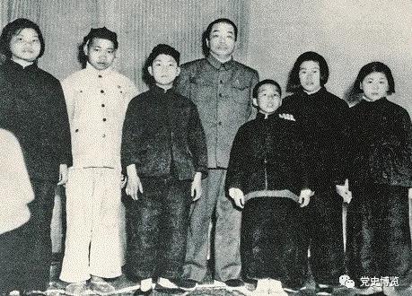 铁骨柔情：彭德怀出征朝鲜前夕安排与侄儿侄女团聚