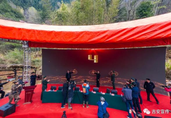 省人大常委会副主任、市委书记胡世忠和解放军文化艺术中心副主任颜品、省委宣传部副部长黎隆武共同为电影揭幕