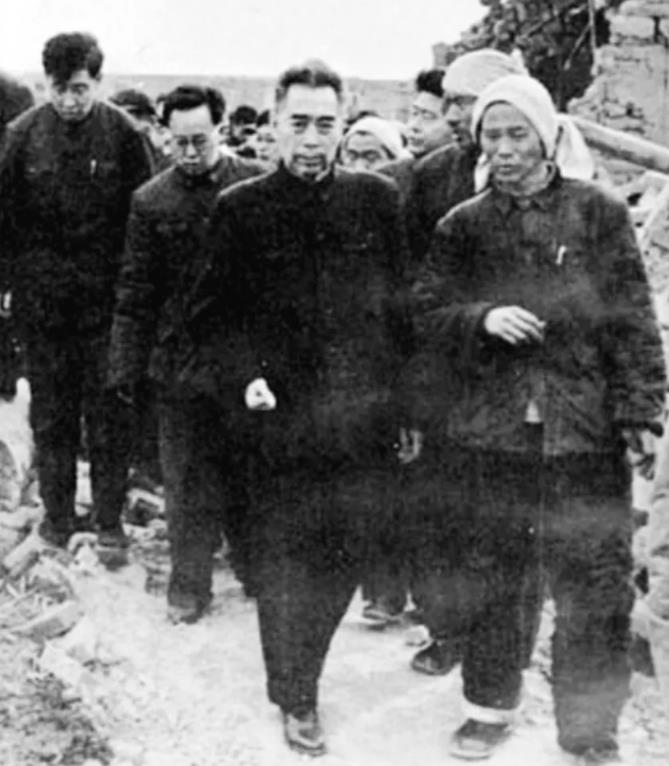 周恩来视察地震灾区