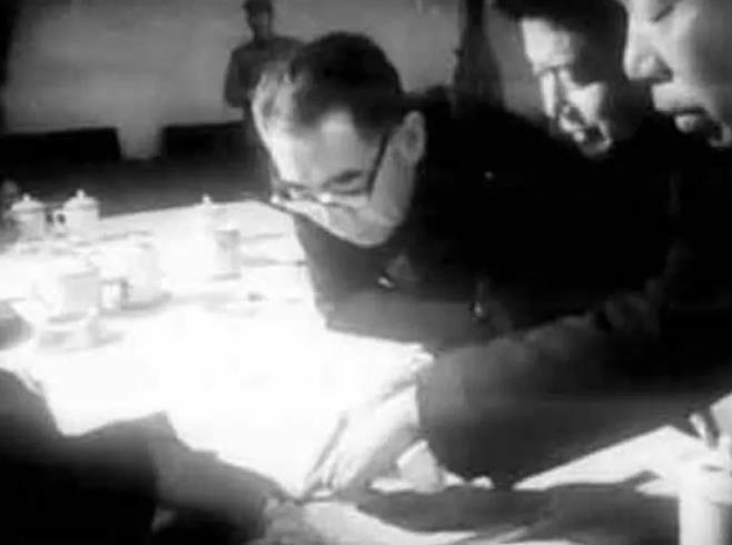 周恩来在邢台地震现场考察