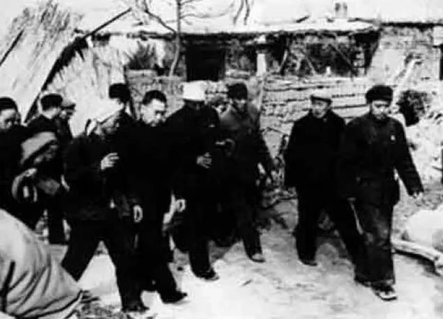 周恩来不顾危险亲临重灾区