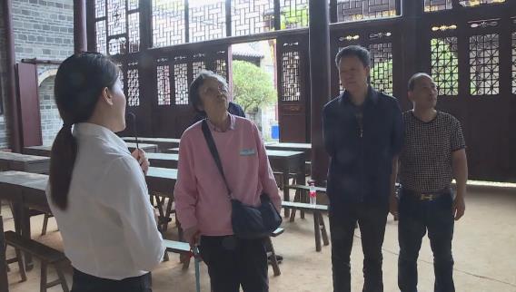 红军后代在井冈山祭拜革命先烈