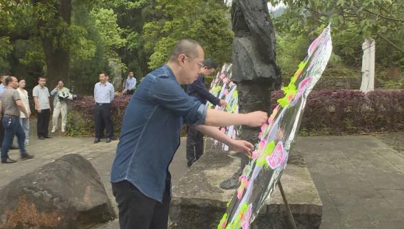 红军后代在井冈山祭拜革命先烈