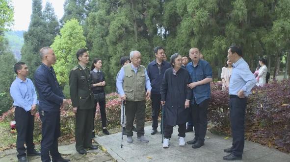 红军后代在井冈山祭拜革命先烈