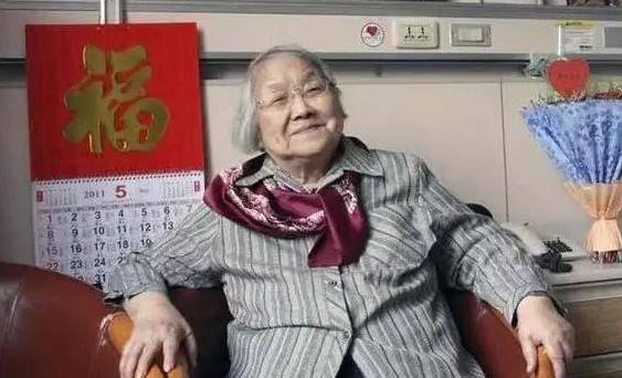 毛新宇去医院看望一位老人，说：感谢您救了我的伯父和父亲