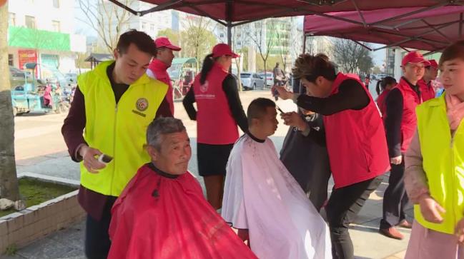 井冈山青年志愿者为老人家理发