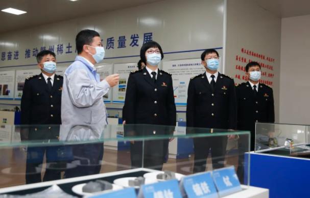 张格萍（前排中）在赣州调研稀土产业并现场解决企业通关难题