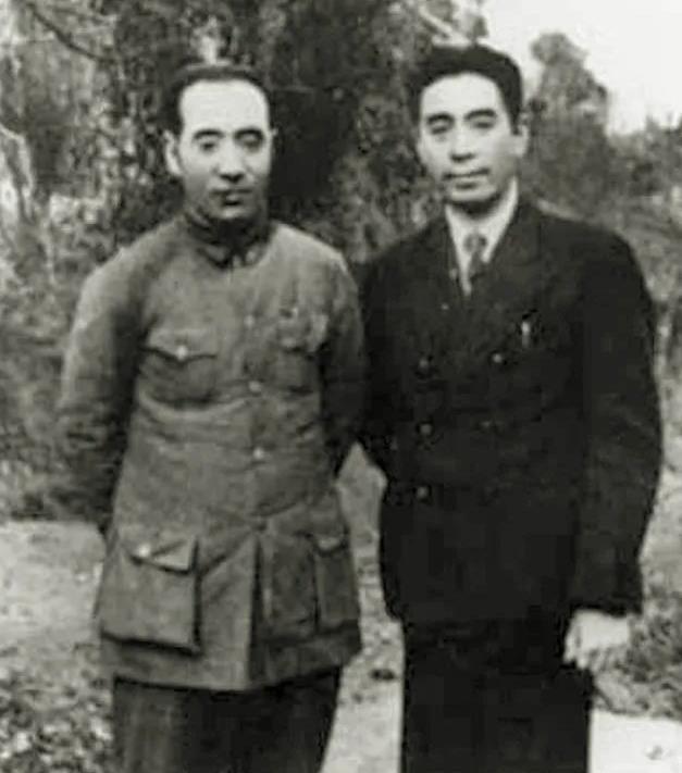 周恩来与林彪在红岩合影