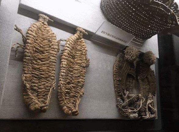 井冈山红色故事-毛委员带头打草鞋