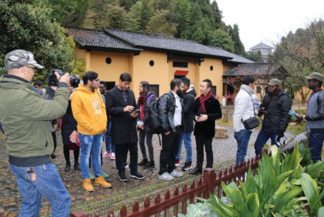 毛浩夫（右四）在茨坪革命旧址群现场教学