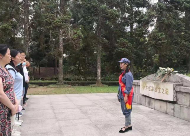 余梓洋在井冈山小井红军烈士墓前为前来参观的游客讲解红色故事