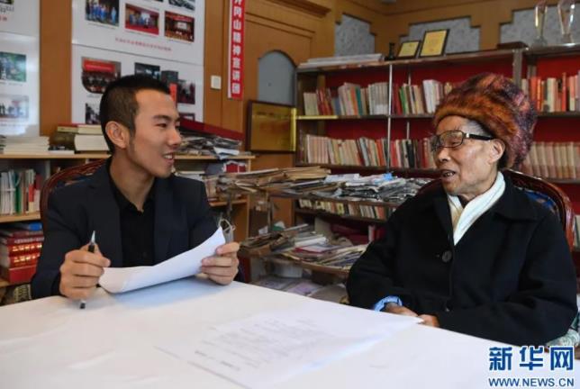 毛浩夫（左）向爷爷毛秉华请教党史问题