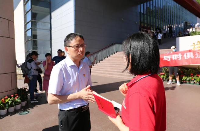 饶道良正在接受采访