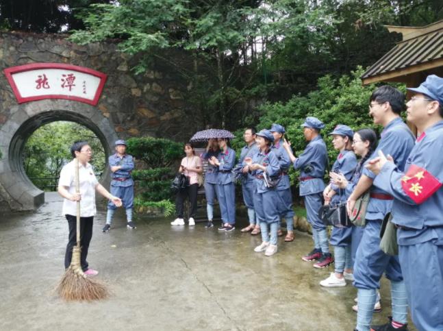 江满凤在龙潭景区为游客唱歌