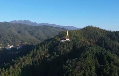 远眺<a href=http://www.mzcmez.cn/base/jgs/31.html target=_blank class=infotextkey>井冈山革命烈士陵园</a>