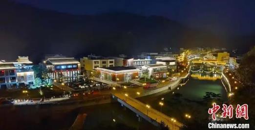 广东信宜双合村一河两岸夜景