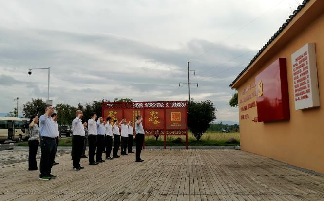 南昌航空大学一行在贺页朵广场重温入党誓词