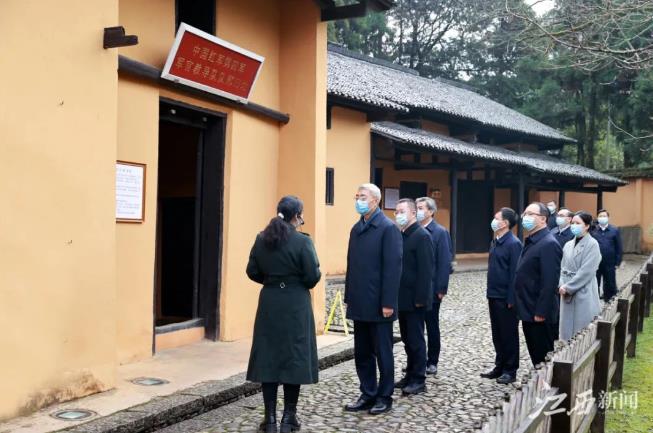 尹弘在南昌和井冈山缅怀革命先烈、重温光辉历史