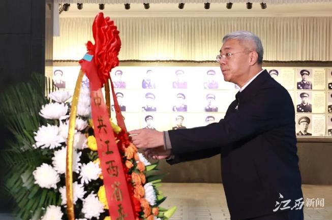 尹弘在井冈山缅怀革命先烈