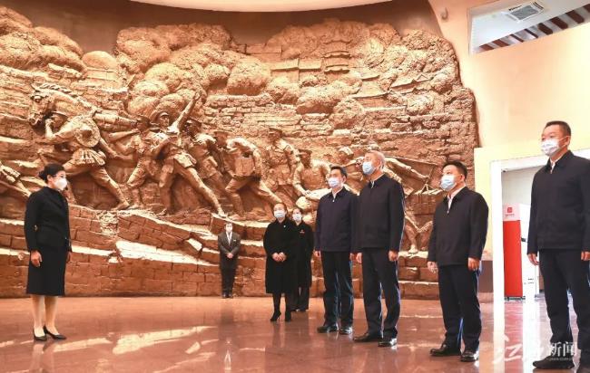 尹弘在南昌八一起义纪念馆