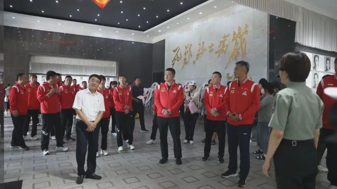 国家乒乓球队到<a href=http://www.mzcmez.cn/base/jgs/31.html target=_blank class=infotextkey>井冈山革命烈士陵园</a>瞻仰