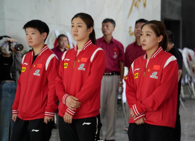 国乒女队认真听井冈山博物馆讲解