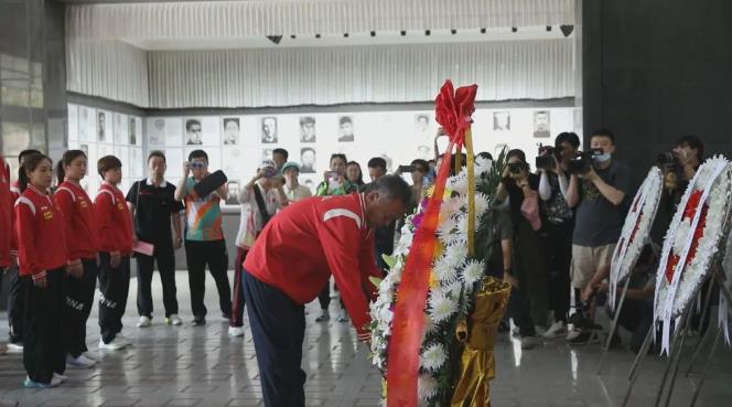 中国乒乓球协会副主席秦志戬代表全体人员为烈士敬献花圈