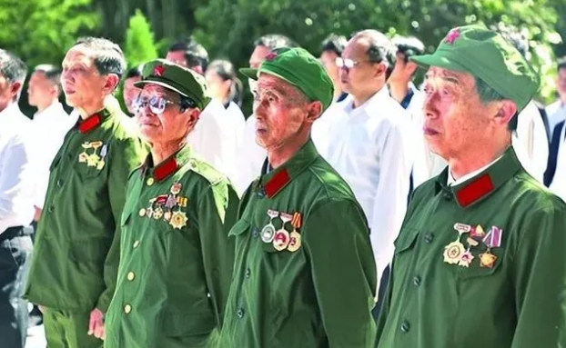 参加神山村“革命烈士纪念碑”落成仪式的群众代表。