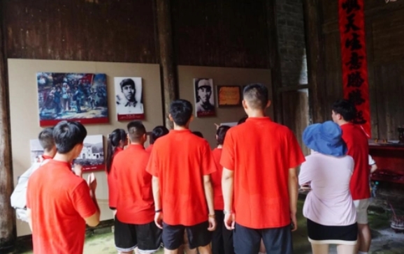 学生参观井冈山博物馆