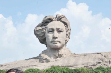 橘子洲头青年毛泽东雕像