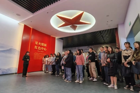 红色教育培训机构发展前景解析 | 政策+创新驱动行业新机遇