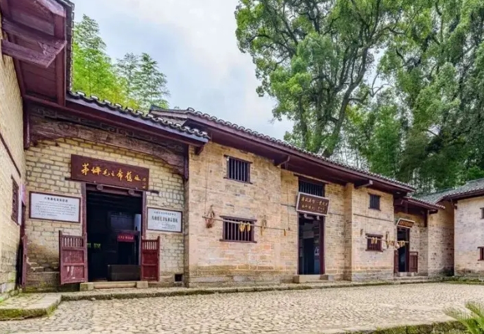 井冈山必去的三个景点推荐 (黄洋界、茨坪旧址、龙潭瀑布)