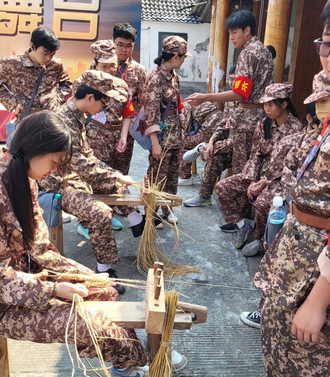 在井冈山学习编草鞋