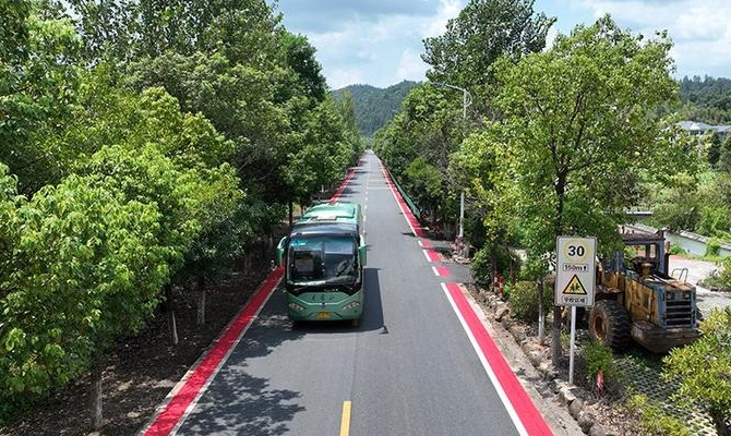 开往井冈山景区的大巴