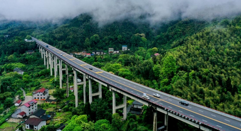 开往井冈山的动车