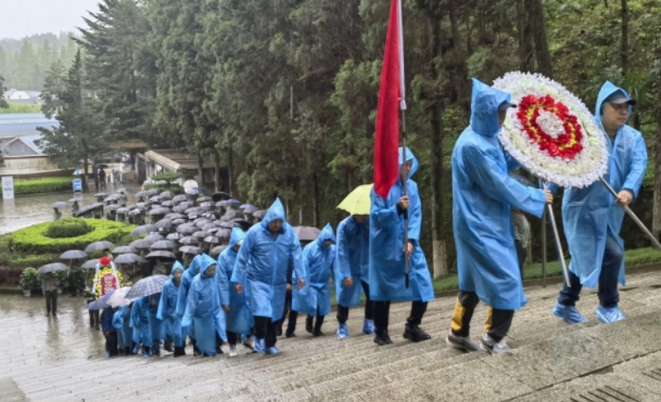 身穿规范雨衣在烈士陵园献花圈